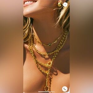 Gorgeous gold color triple layered necklace 🎀 brand new never worn